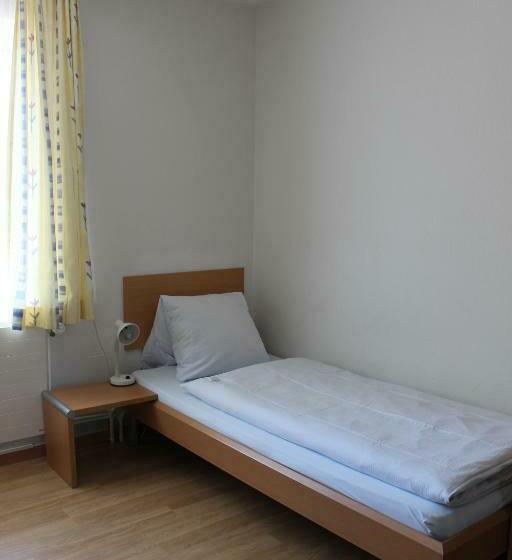 חדר סטנדרד יחיד חדר אמבטיה משותף, Glärnisch Hof