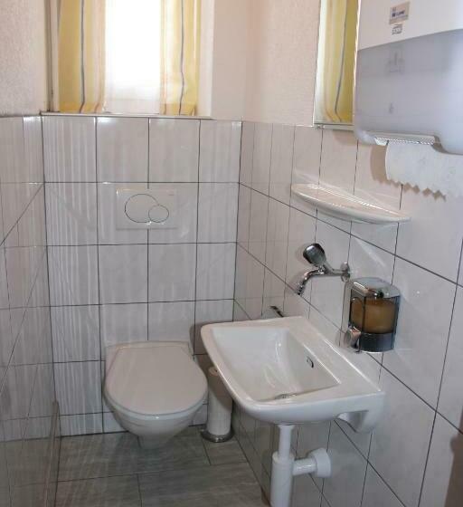 חדר סטנדרד יחיד חדר אמבטיה משותף, Glärnisch Hof