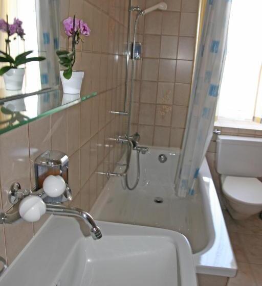 חדר סטנדרט לשלושה עם חדר אמבטיה משוף, Glärnisch Hof