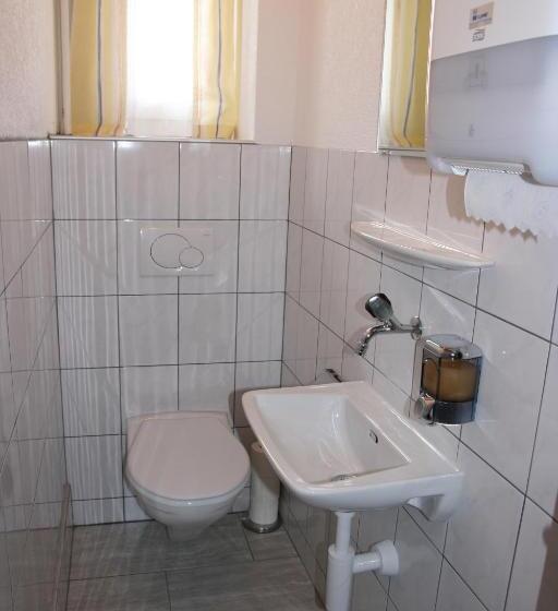 חדר סטנדרט לשלושה עם חדר אמבטיה משוף, Glärnisch Hof