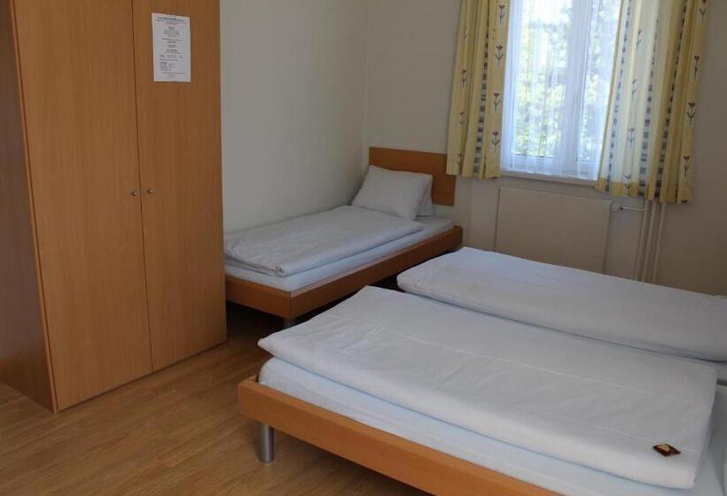 חדר סטנדרט לשלושה עם חדר אמבטיה משוף, Glärnisch Hof