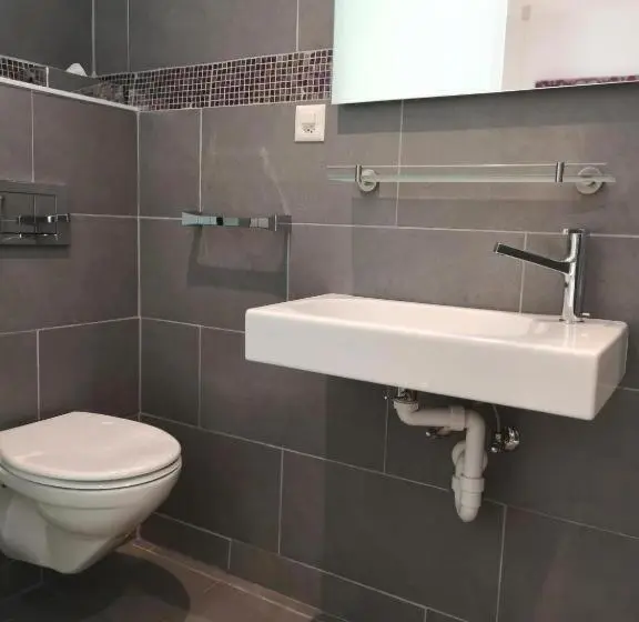 Standard Neljän Hengen Huone, Hôtel Du Raisin