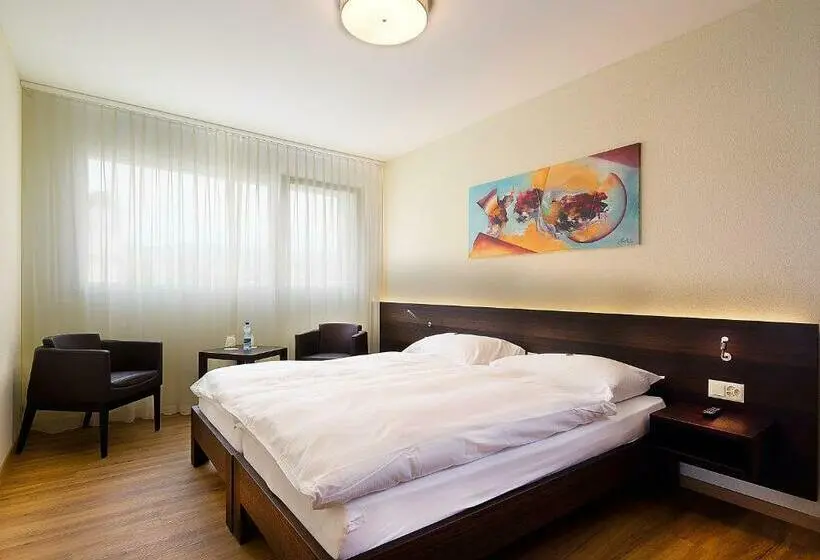 Standard-huone, Glanis