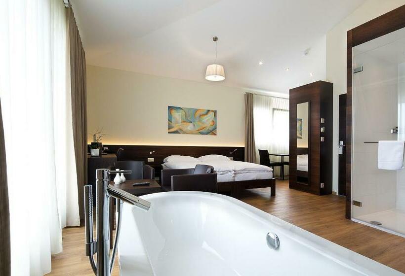 סוויטת ג'וניור עם מרפסת, Glanis