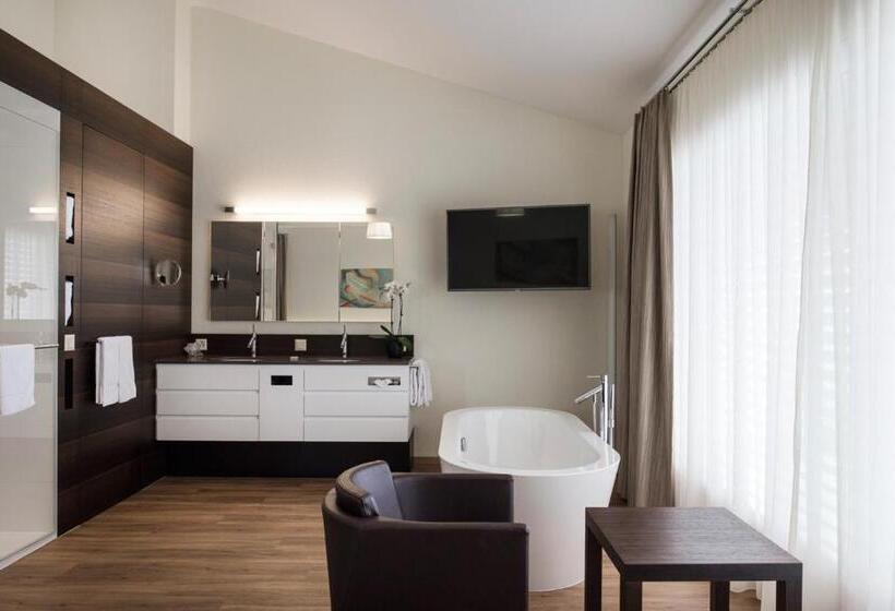 סוויטת ג'וניור עם מרפסת, Glanis