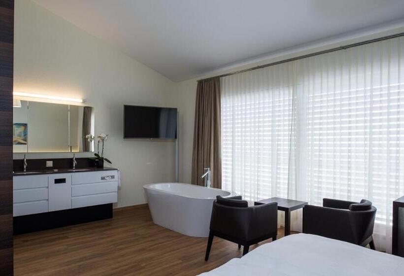 סוויטת ג'וניור עם מרפסת, Glanis