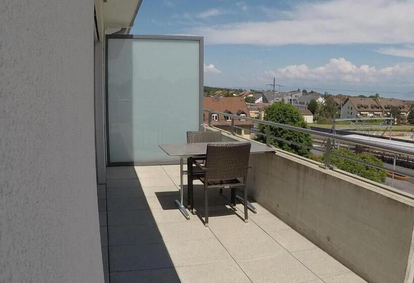 סוויטת ג'וניור עם מרפסת, Glanis