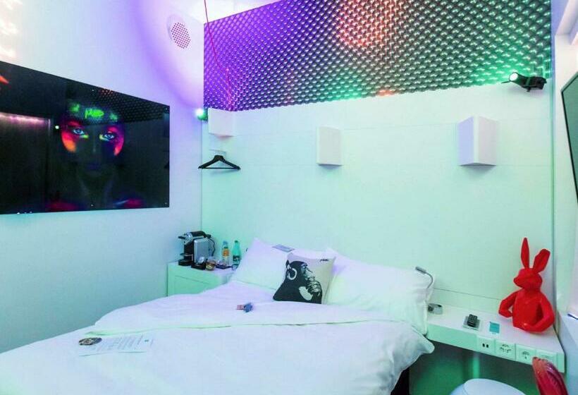 Номер Стандарт, Ibis Styles Lausanne Center Mad House