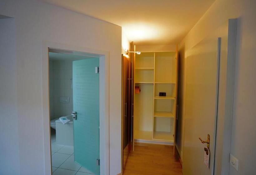 חדר סטנדרט נוף להרים, Jean Jacques Rousseau