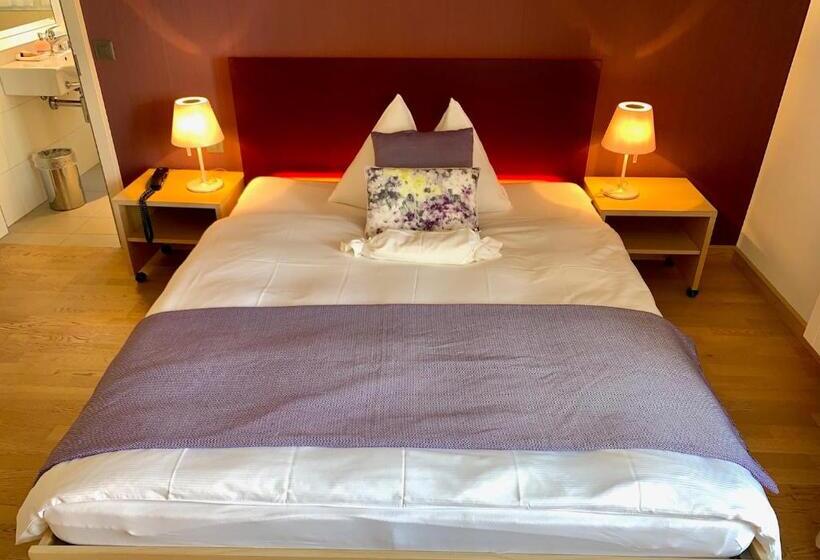 חדר סטנדרט יחיד, Jean Jacques Rousseau