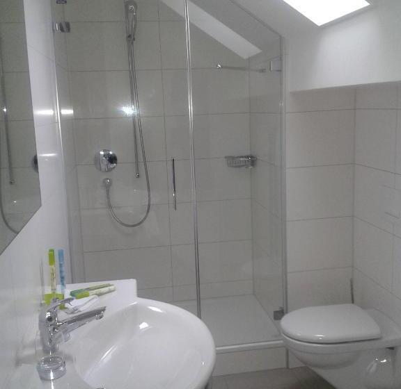 חדר סטנדרט יחיד, Jean Jacques Rousseau