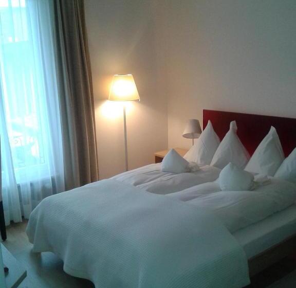 חדר סטנדרט יחיד, Jean Jacques Rousseau