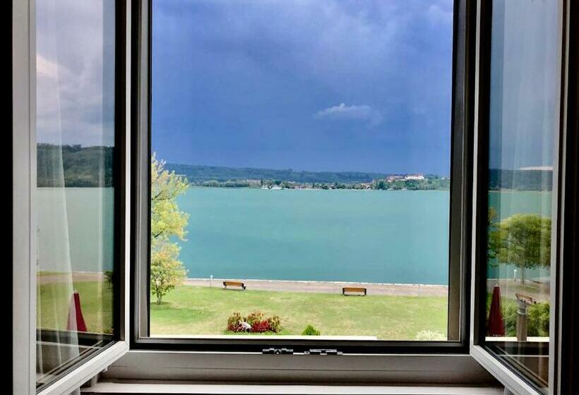 חדר סטנדרט נוף לאגם, Jean Jacques Rousseau