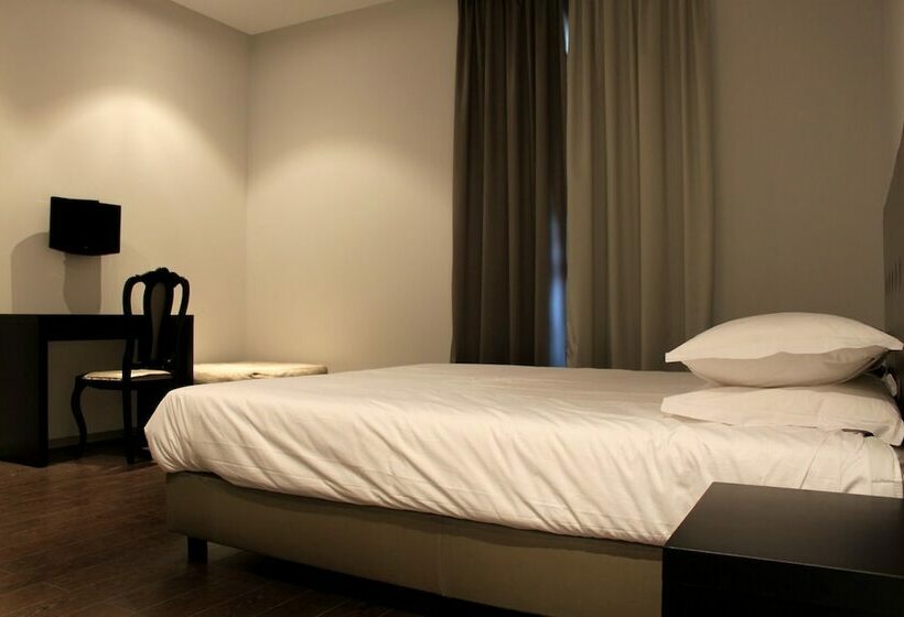 スタンダードルーム, Lazza