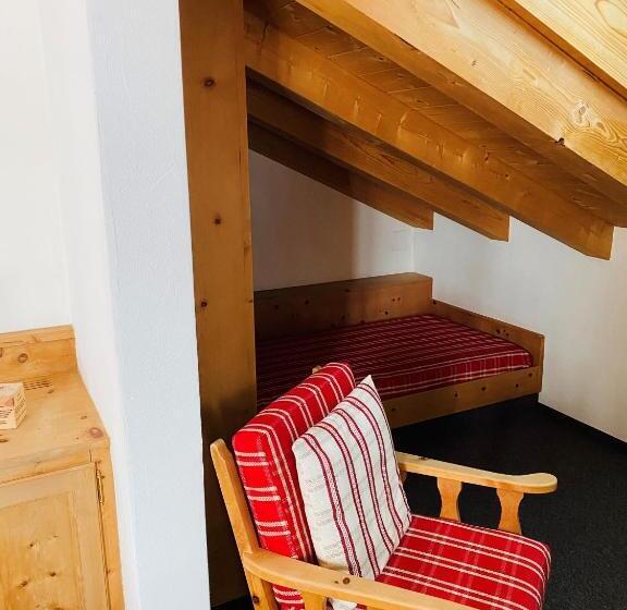 סוויטת ג'וניור, Maria