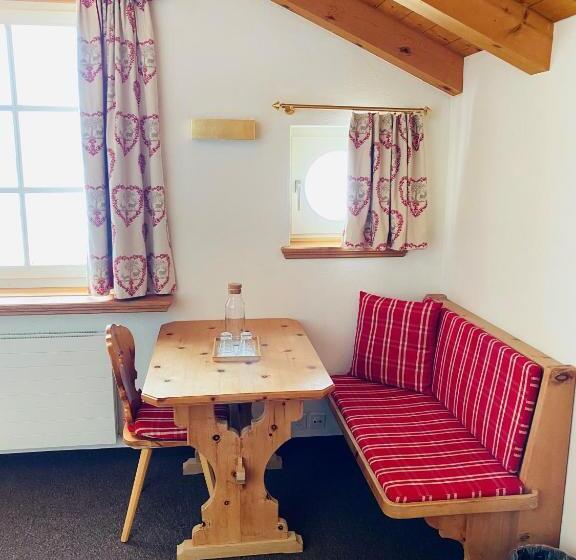 סוויטת ג'וניור, Maria