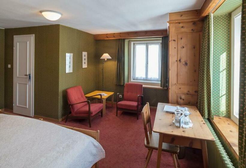 חדר סטנדרט, Post