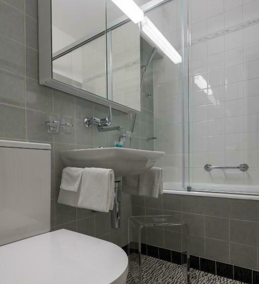 חדר סטנדרט, Post