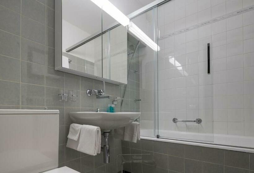 חדר סטנדרט, Post