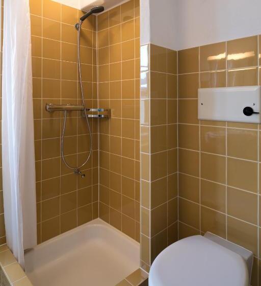 חדר סטנדרט, Post