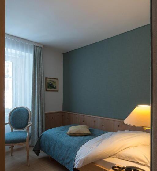 חדר סטנדרט יחיד, Post