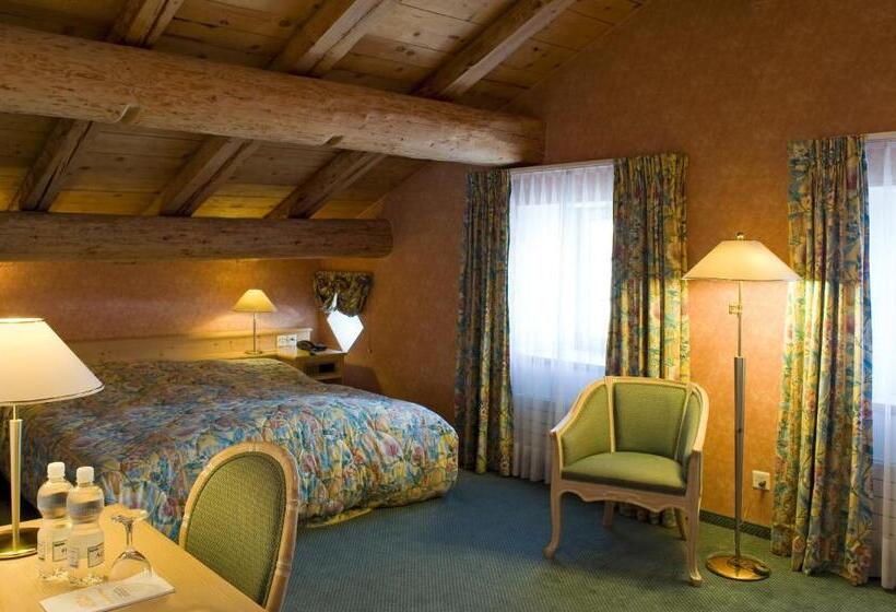 חדר סופריור, Post