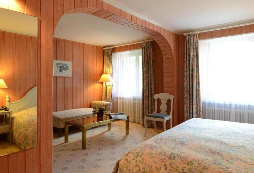 חדר סופריור, Post