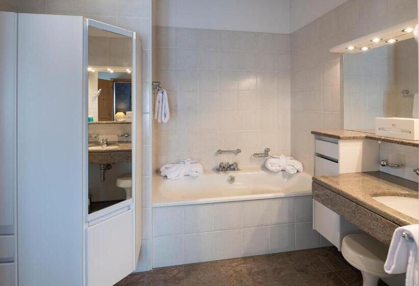 סוויטת ג'וניור, Post