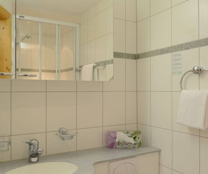 חדר סטנדרט, Post