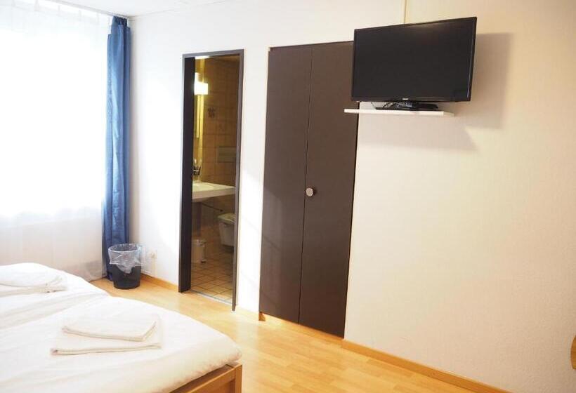 Pokój Standard Trzyosobowy, Stadthof Glarus