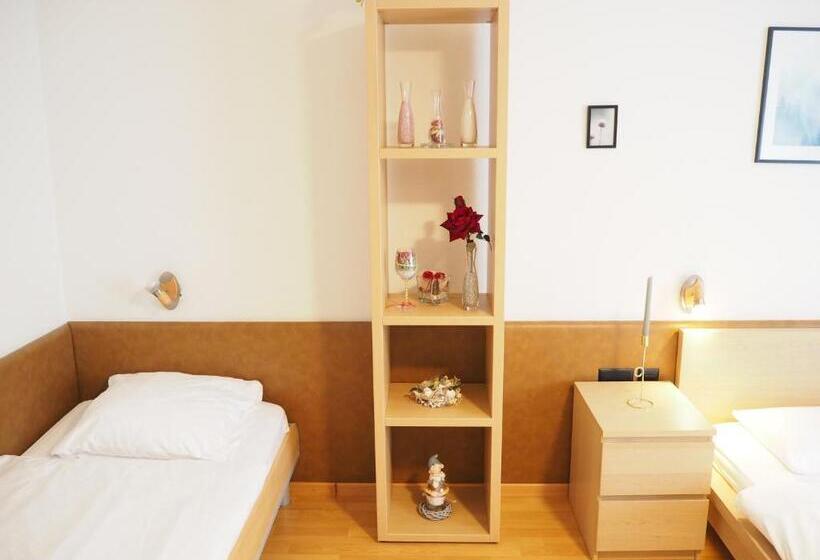 Pokój Standard Trzyosobowy, Stadthof Glarus