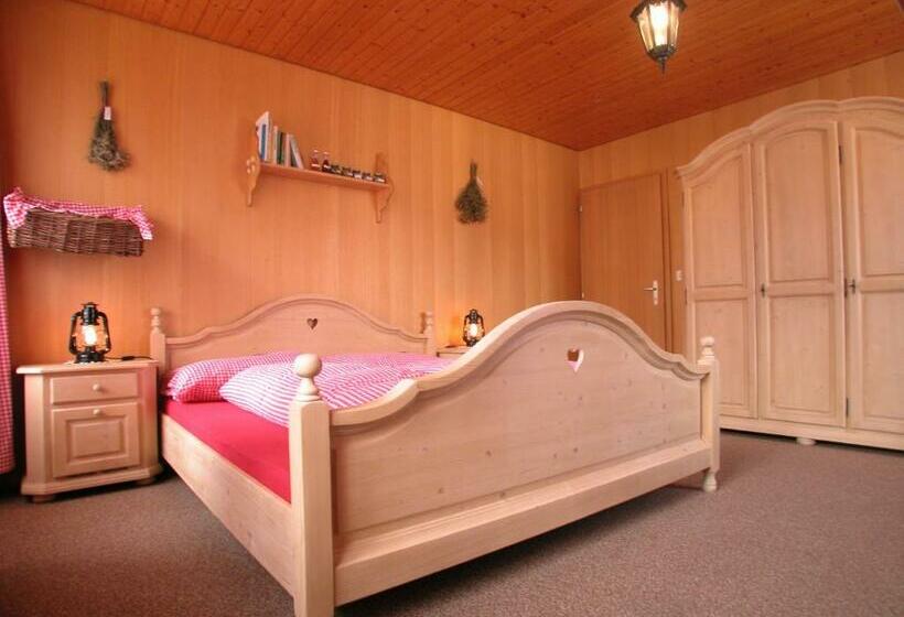 חדר סטנדרט לארבעה, Tourist