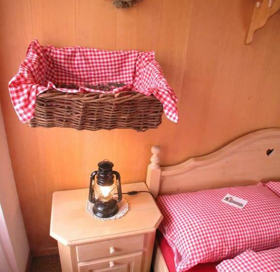 חדר סטנדרט לארבעה, Tourist