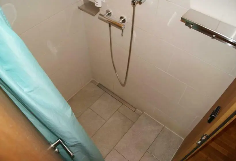 Standard Neljän Hengen Huone, Interlaken Youth Hostel