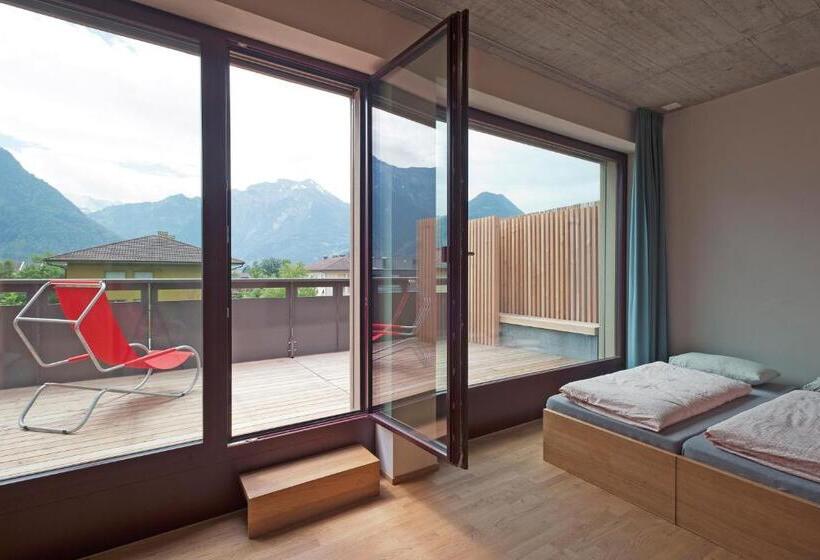 标准间带阳台, Interlaken Youth Hostel