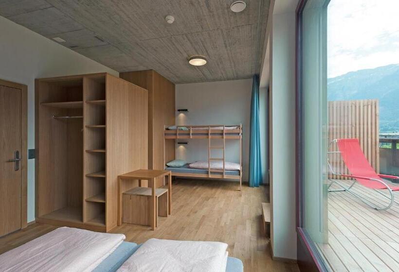 带阳台标准四人间, Interlaken Youth Hostel