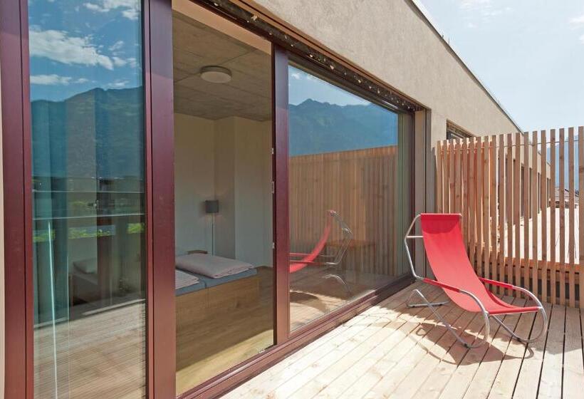 Четырехместный Номер Стандарт с Балконом, Interlaken Youth Hostel