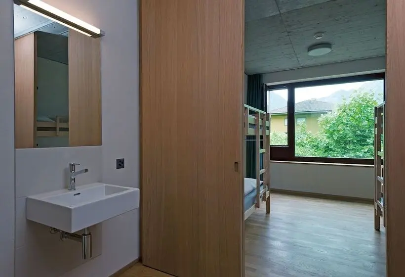 Vuode Makuusalissa, Interlaken Youth Hostel