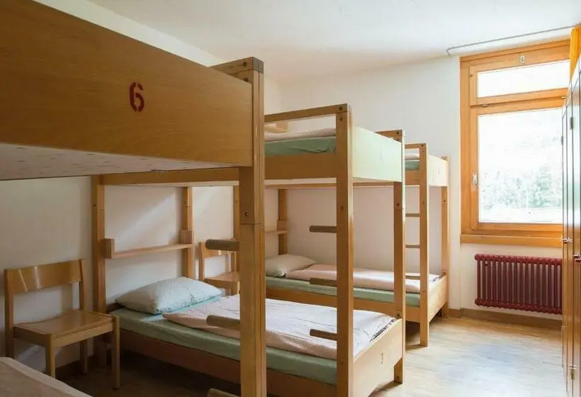 Vuode Makuusalissa, Pontresina Youth Hostel