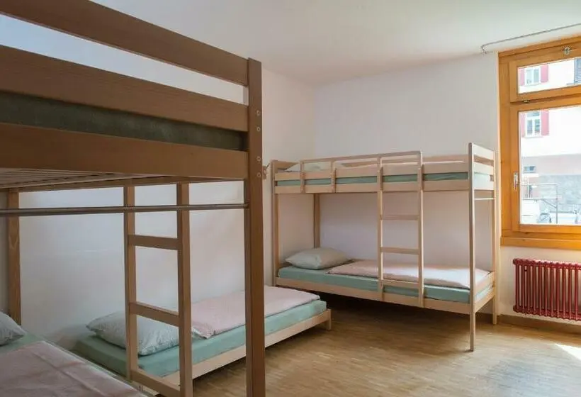 Vuode Makuusalissa, Pontresina Youth Hostel