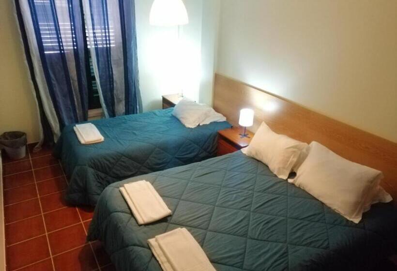 Трехместный Номер Стандарт Совместная Ванная, Supertubos Beach Hostel