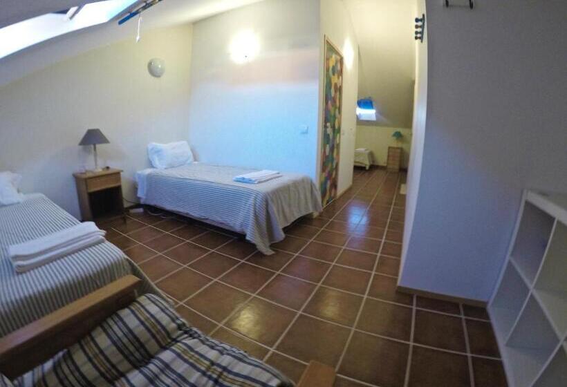 Четырехместный Номер Стандарт, Supertubos Beach Hostel