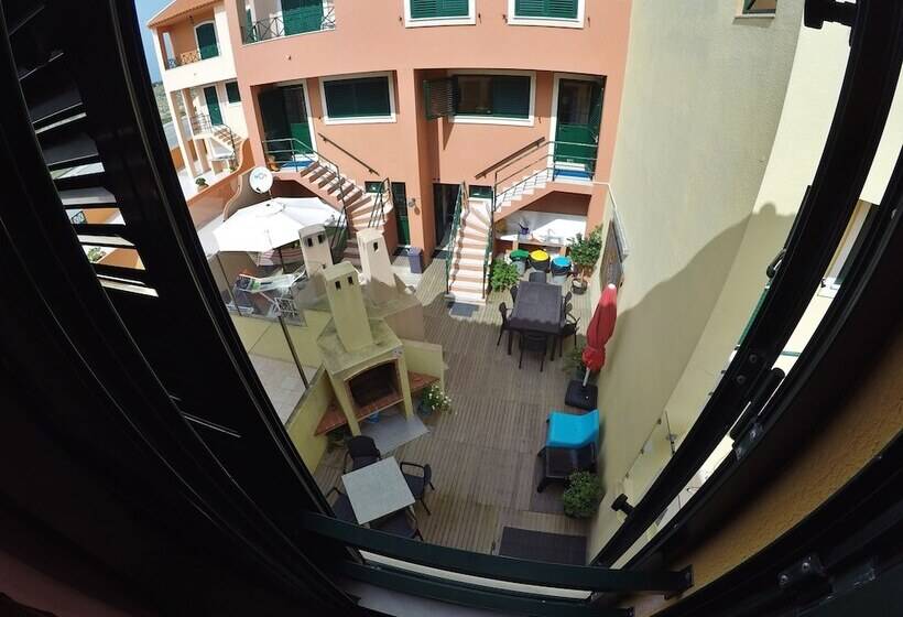 Номер Стандарт Совместная Ванная, Supertubos Beach Hostel