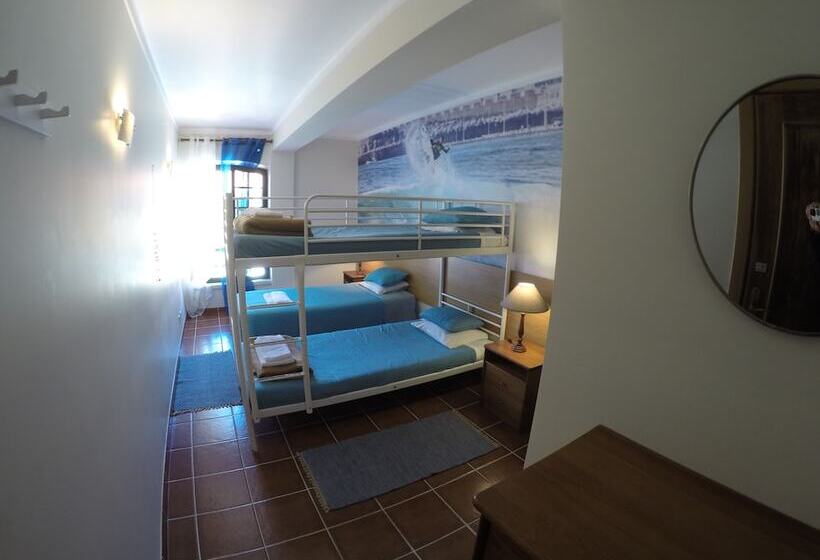 Трехместный Номер Стандарт Совместная Ванная, Supertubos Beach Hostel