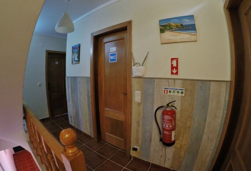 Трехместный Номер Стандарт Совместная Ванная, Supertubos Beach Hostel