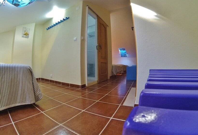 Семейный Номер, Supertubos Beach Hostel