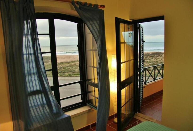 Номер Стандарт Вид на Море с Балконом, Supertubos Beach Hostel
