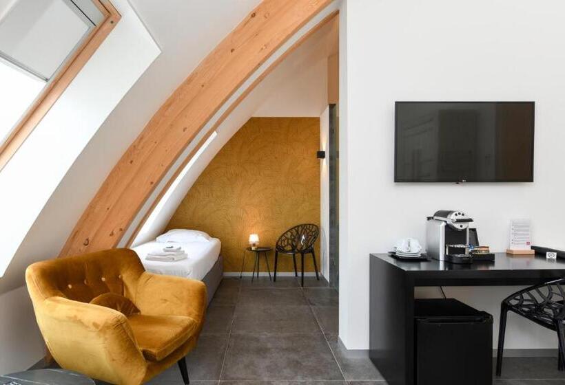 舒适三人间, De Roode Schuur