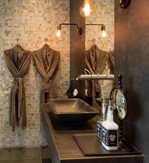 标准间, Manzo's Suites