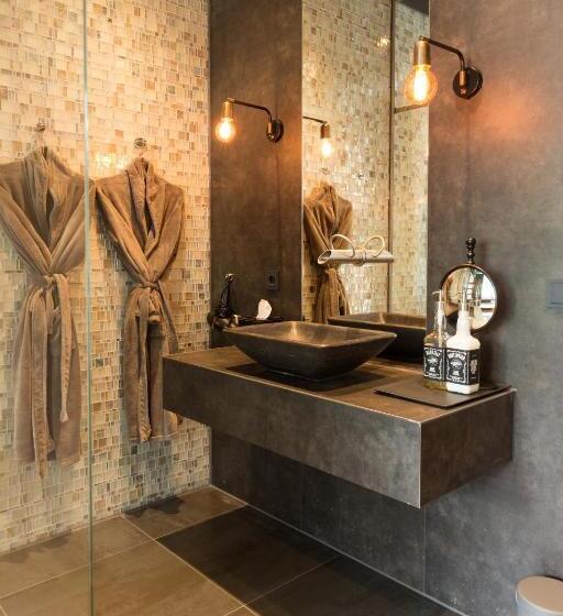 اتاق استاندارد, Manzo's Suites